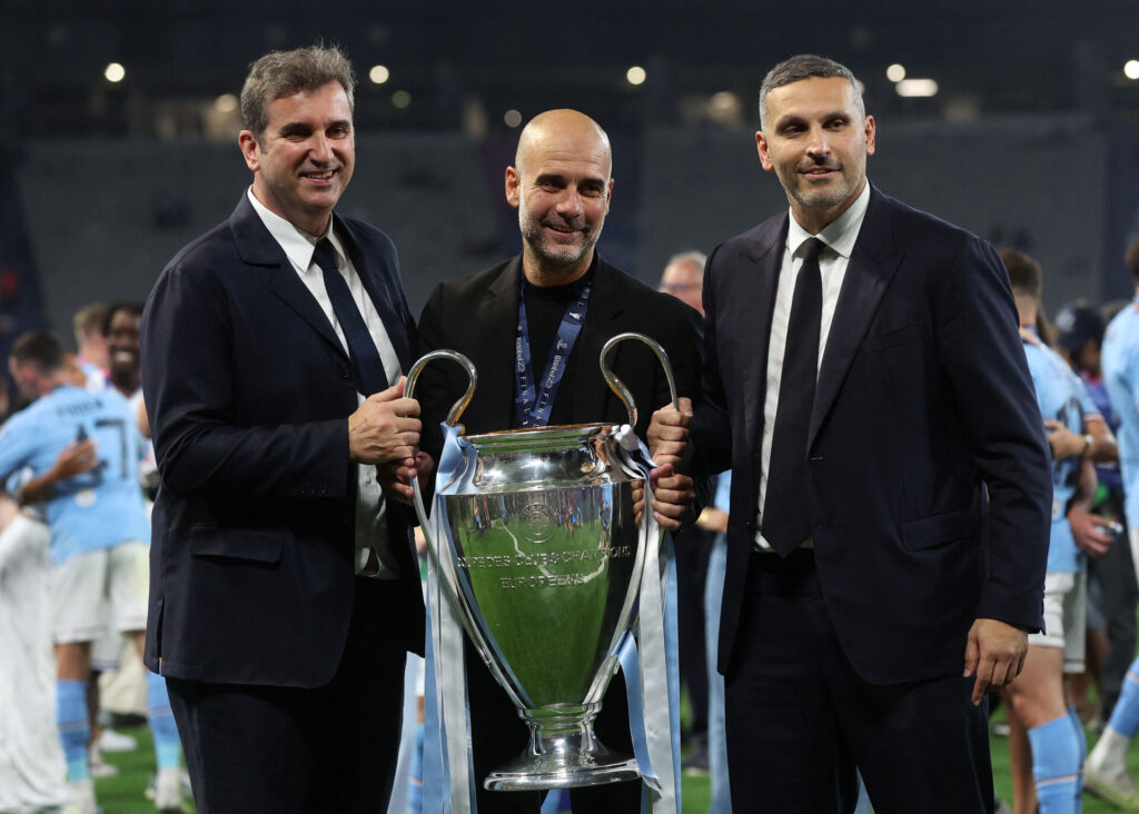 Manchester Citys CEO, Ferran Soriano, manager, Pep Guardiola, og chairman, Khaldoon Al Mubarak, med Champions League-trofæet.