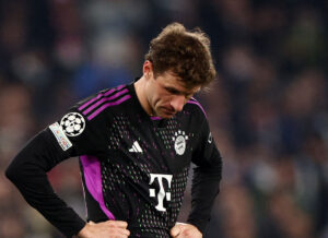 Thoms Müller kigger skuffet ned i græsset