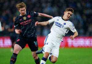 Elias Jelert mod De Bruyne