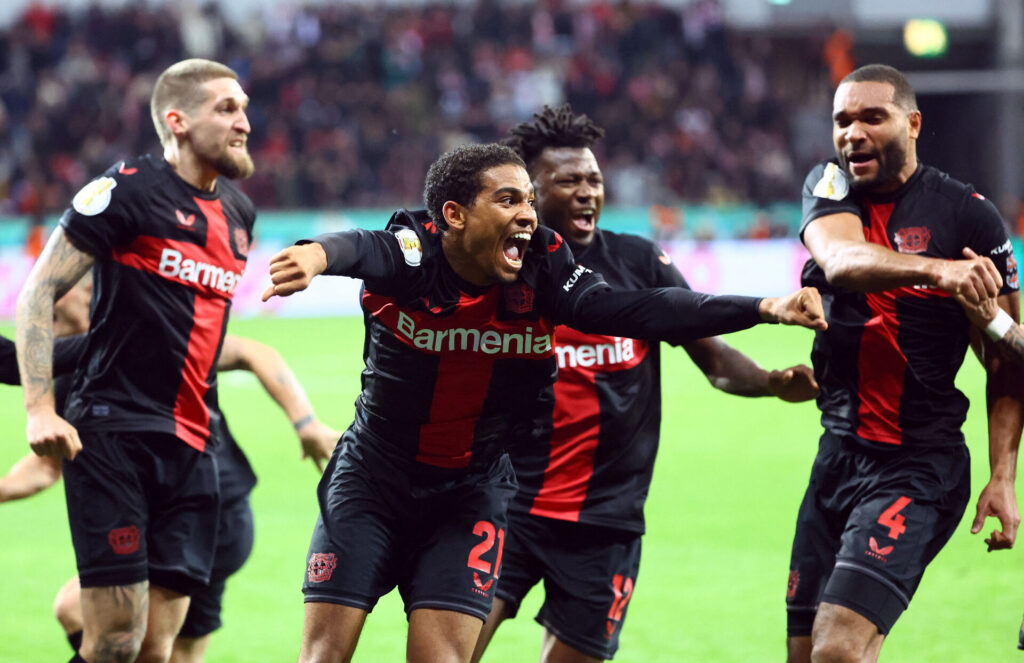 Bayer Leverkusen er klar til semifinalerne i den tyske DFB Pokal efter en 3-2-sejr over VfB Stuttgart.