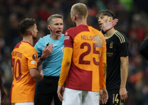 Victor Nelsson så direkte rødt, da Galatasaray og Sparta Prag krydsede klinger i Europa League.