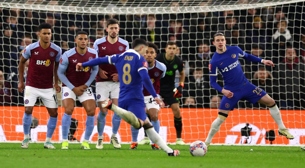 Enzo Fernandez scorede på et vanvittigt frisparksdrøn, da Chelsea slog Aston Villa ud af FA Cuppen.