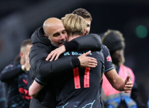Pep Guardiola og De Bruyne i omfavnelse efter Manchester Citys kamp mod Tottenham.
