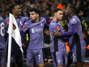 Liverpools spillere inklusive Trent Alexander-Arnold jubler efter scoring