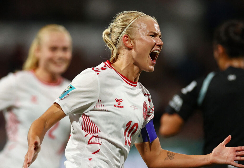Pernille Harder jubler efter en scoring for Danmark