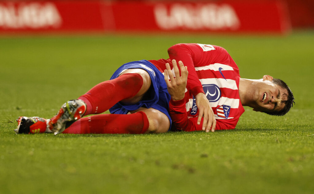 Álvaro Morata ligger skadet i Atletico Madrids kamp mod Sevilla i LaLiga
