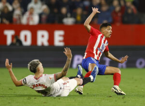 Der er en bøde på vej til den fan, som stak en finger i numsen på Lucas Ocampos i kampen mellem Sevilla og Rayo Vallecano.