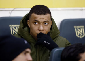 Kylian Mbappé ser til fra bænken, når PSG spiller mod Nantes
