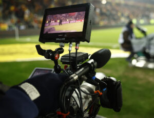 Videokamera filmer ud på en fodboldbane