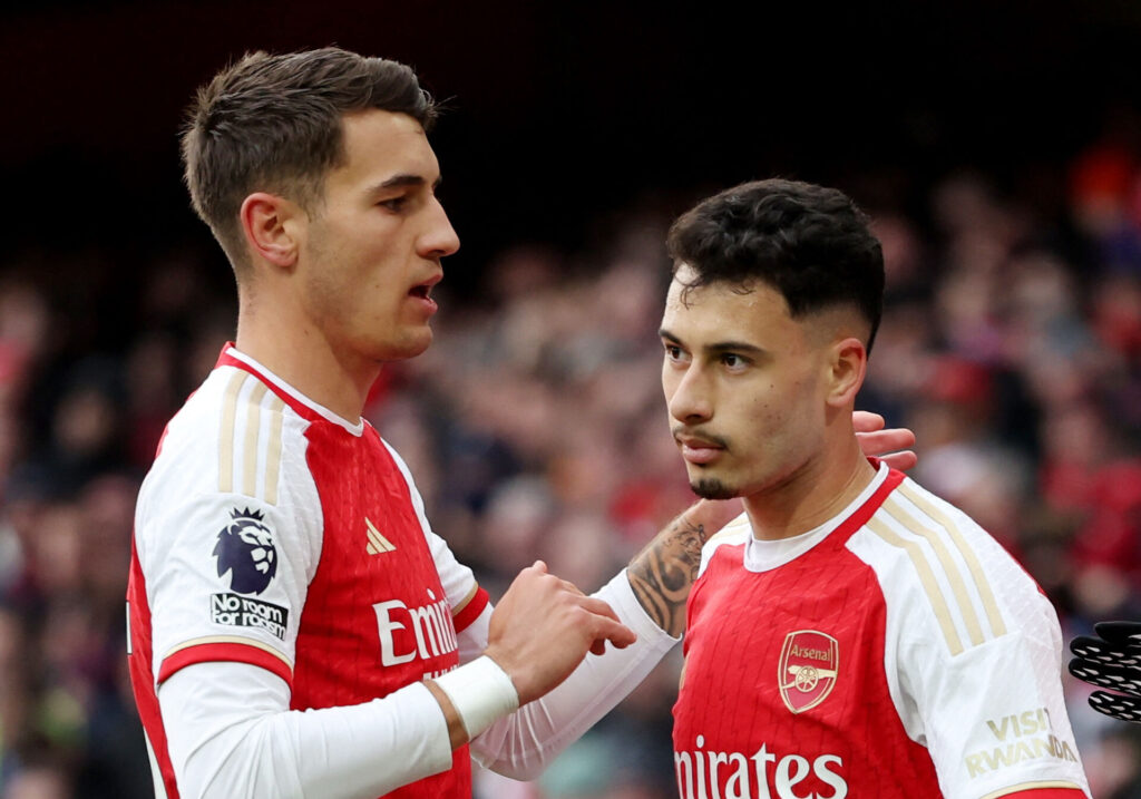 Kiwior og Martinelli jubler efter en scoring af Arsenal