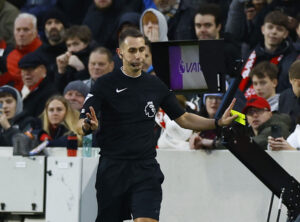 David Coote efter at have lavet en VAR-gennemgang i Premier League.