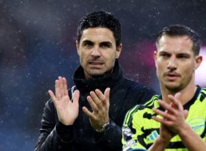 Mikel Arteta klapper ud til fansene i regnen efter Arsenals sejr over Burnley