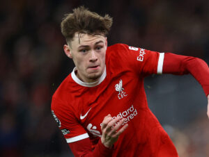 Conor Bradley kæmper om bolden for Liverpool