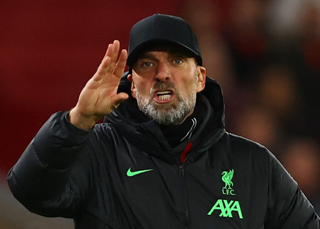 Jürgen Klopp gestikulerer i kampen mellem Liverpool og Luton