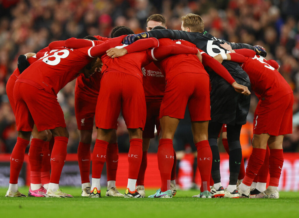Liverpools spillere står samlet i ring