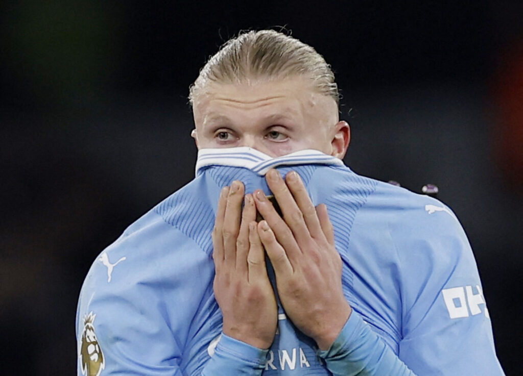 Erling Haaland ærgrer sig gevaldigt over sin uskarphed, da Manchester City spillede 1-1 mod Chelsea