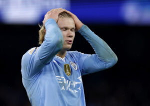 Erling Haaland ærgrer sig, efter han brændte store chancer mod Chelsea, da City snublede.