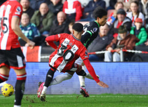 Mason Holgate er blevet offer for racisme efter hans skræk-tackling på Karou Mitoma i søndagens Premier League-opgør mellem Sheffield United og Brighton.