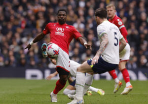 Serge Aurier i aktion for Nottingham Forest mod Pierre-Emile Højbjerg og Tottenham.