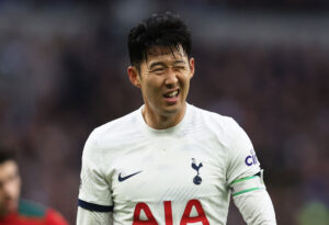 Son Heung-min græmmer sig efter nederlag