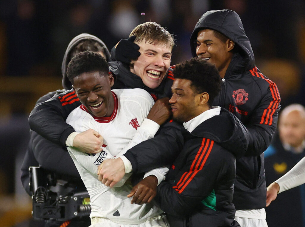 Kobbie Mainoo bliver hyldet af sine holdkammerater efter sin flotte matchvindende scoring for Manchester United i Premier League