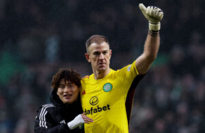 Joe Hart vinker ud til publikum efter en kamp for Celtic