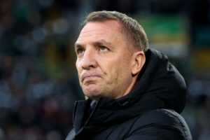 Brendan Rodgers kigger op i luften i kamp for Celtic