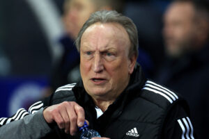 Neil Warnock kigger olmt ud på banen for Aberdeen
