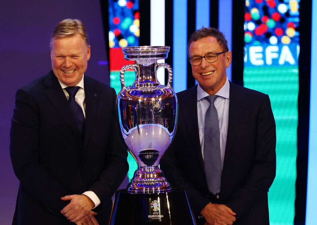 Ralf Rangnick står med UEFA-trofæet