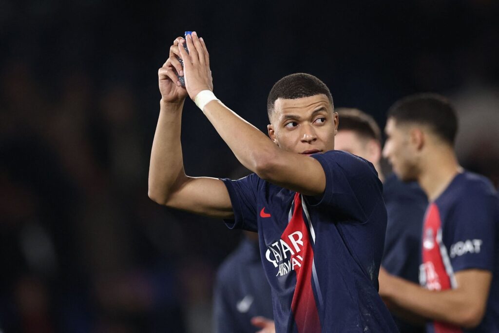 Kylian Mbappé har fortalt holdkammeraterne i PSG om sit exit til sommer.