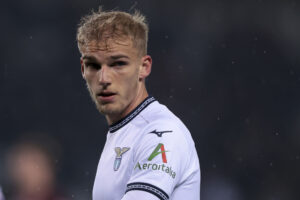 Gustav Isaksen og Lazio tabte mandag til Fiorentina i Serie A.