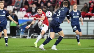 Dimitris Emmanouilidis i aktion for Vejle Boldklub mod AGF.