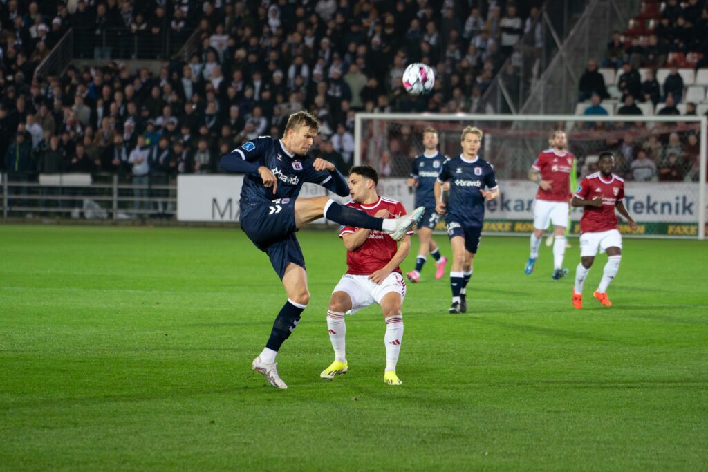 Frederik Tingager clearer bolden i Superliga-kampen imellem AGF og Vejle