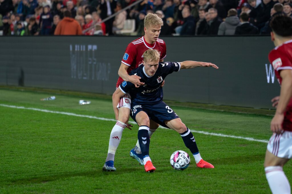 Tobias Bech skærmer bolden imod Oliver Provstgaard i Superliga-kampen imellem Vejle og AGF