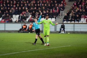 Nathan Trott modtager en advarsel fra Jakob Sundberg i Superliga-kampen imellem AGF og Vejle