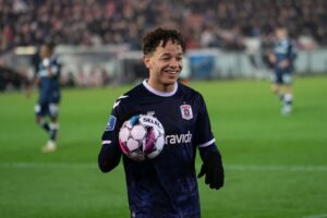 Mikael Anderson ser glad ud i Superliga-kampen mellem AGF og Vejle.