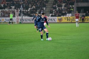 Janni Serra har bolden i Superliga-kampen imellem Vejle og AGF