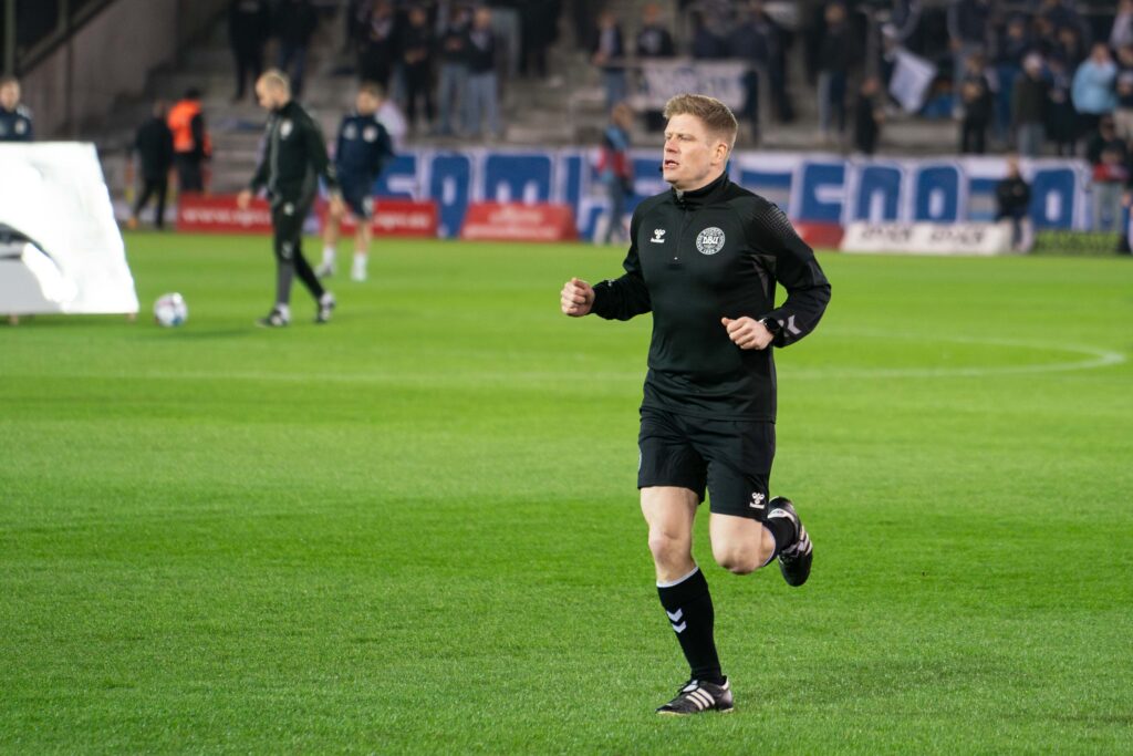 Jakob Sundberg varmer op til Superliga-kampen mellem Vejle og AGF