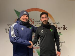 Frederik Holst giver hånd til sin nye cheftræner i 07 Vestur