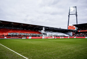 Influenceren ViscaBarca undskylder og trækker sig fra AaB.