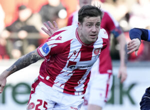 AaB's Frederik Børsting mod Silkeborgs Rasmus Carstensen i 3F Superliga-kampen mellem AaB og Silkeborg IF på Aalborg Portland Park, søndag den 27. februar 2022.