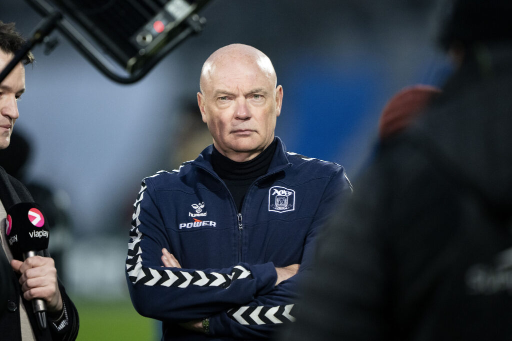 AGF-cheftræner, Uwe Rösler, bliver interviewet i forbindelse med superligakamp.