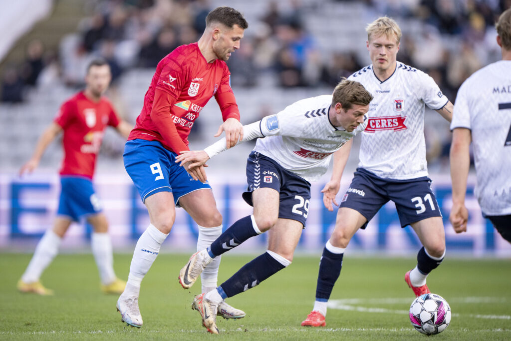 AGF's Frederik Brandhof kæmper for bolden mod Hvidovre IF.