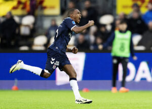 Gift Links jubler efter at have banket bolden i mål i pokalsemifinalen mellem AGF og FC Nordsjælland.