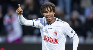 Jonas Jensen Abbew glæder sig over sin første scoring som AGF-spiller.