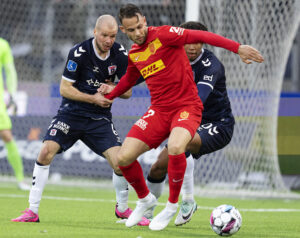 Marcus Ingvartsen i duel med AGF's Nicolai Poulsen.