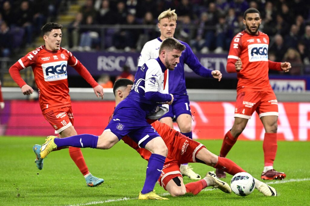 Anders Dreyer bliver tacklet i Anderlechts kamp mod Kortrijk.