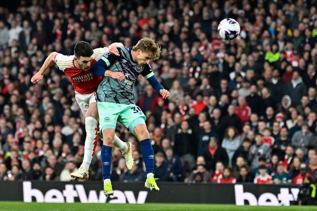 Declan Rice bringer Arsenal foran mod Brentford på Emirates Stadium.