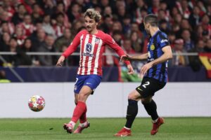 Atletico Madrids Antoine Griezmann overfor en Inter-spiller i Champions League.
