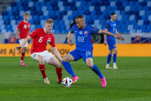 Stanislav Lobotka i aktion for Slovakiet.